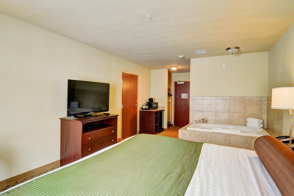 Cobblestone Hotel & Suites - Punxsutawney Екстер'єр фото